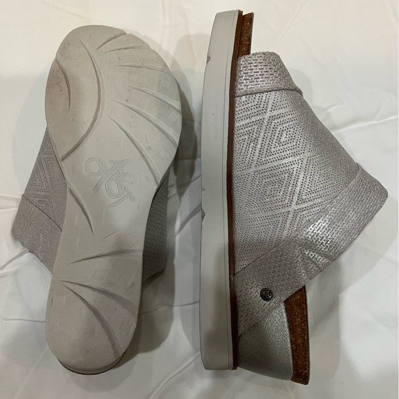 OTBT Earthshine Light Gold Wedge Sandals - Picture 2 of 3